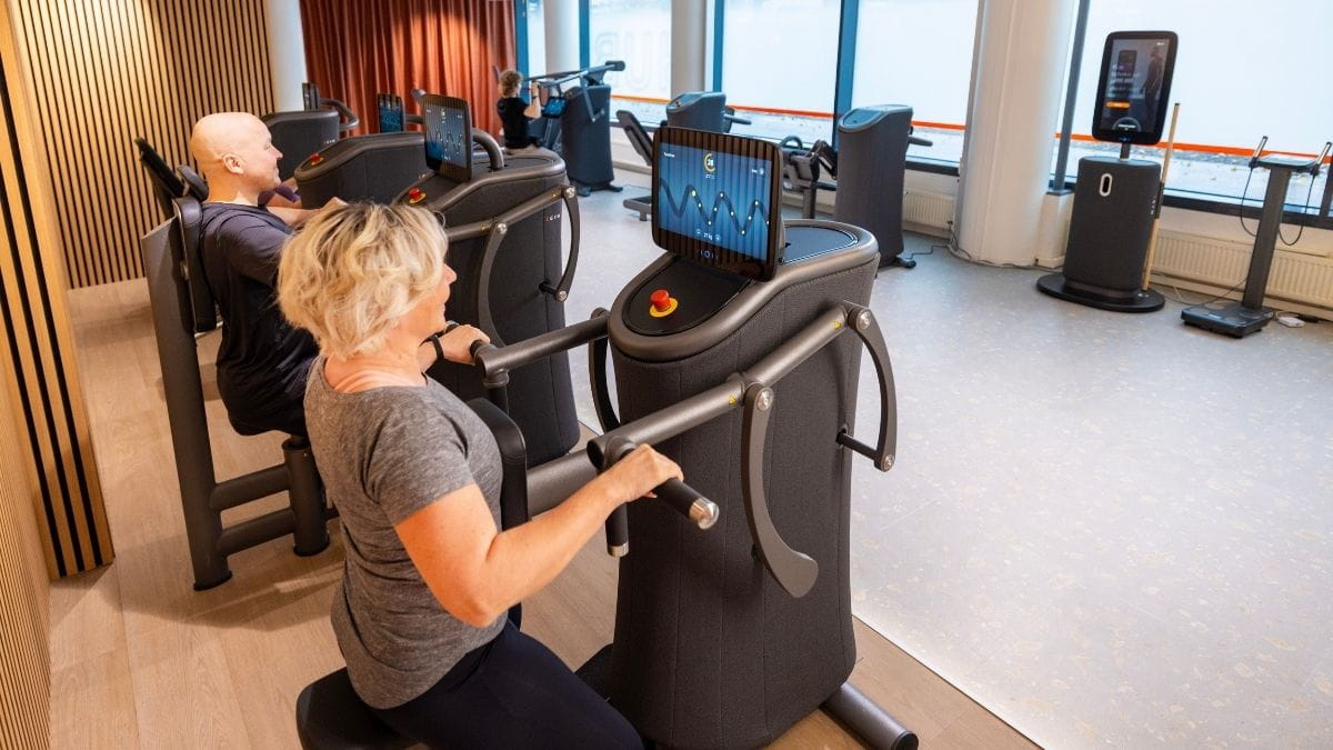 Älykkäillä EGYM lihaskuntolaitteilla treenaamassa mies ja nainen