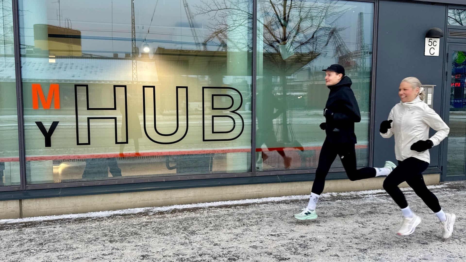 Lauri ja Taru Palsa juoksemassa MyHubin ohi Hietalahdenrannassa