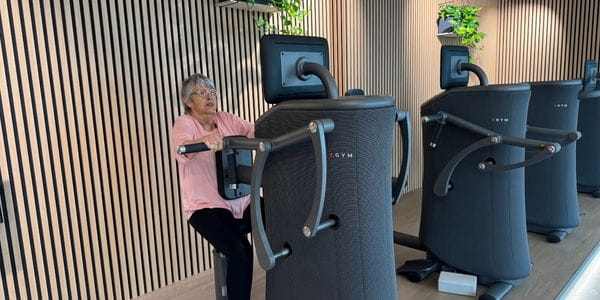 Kuvassa MyHubin asiakas Liisa treenaamassa MyHubin EGYM-laitteilla