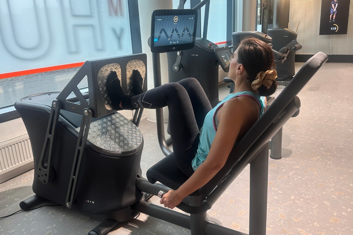 Taru Marjamaa testaamassa MyHubia Hietalahdenrannassa, jalkaprässi laitteella toisto menossa