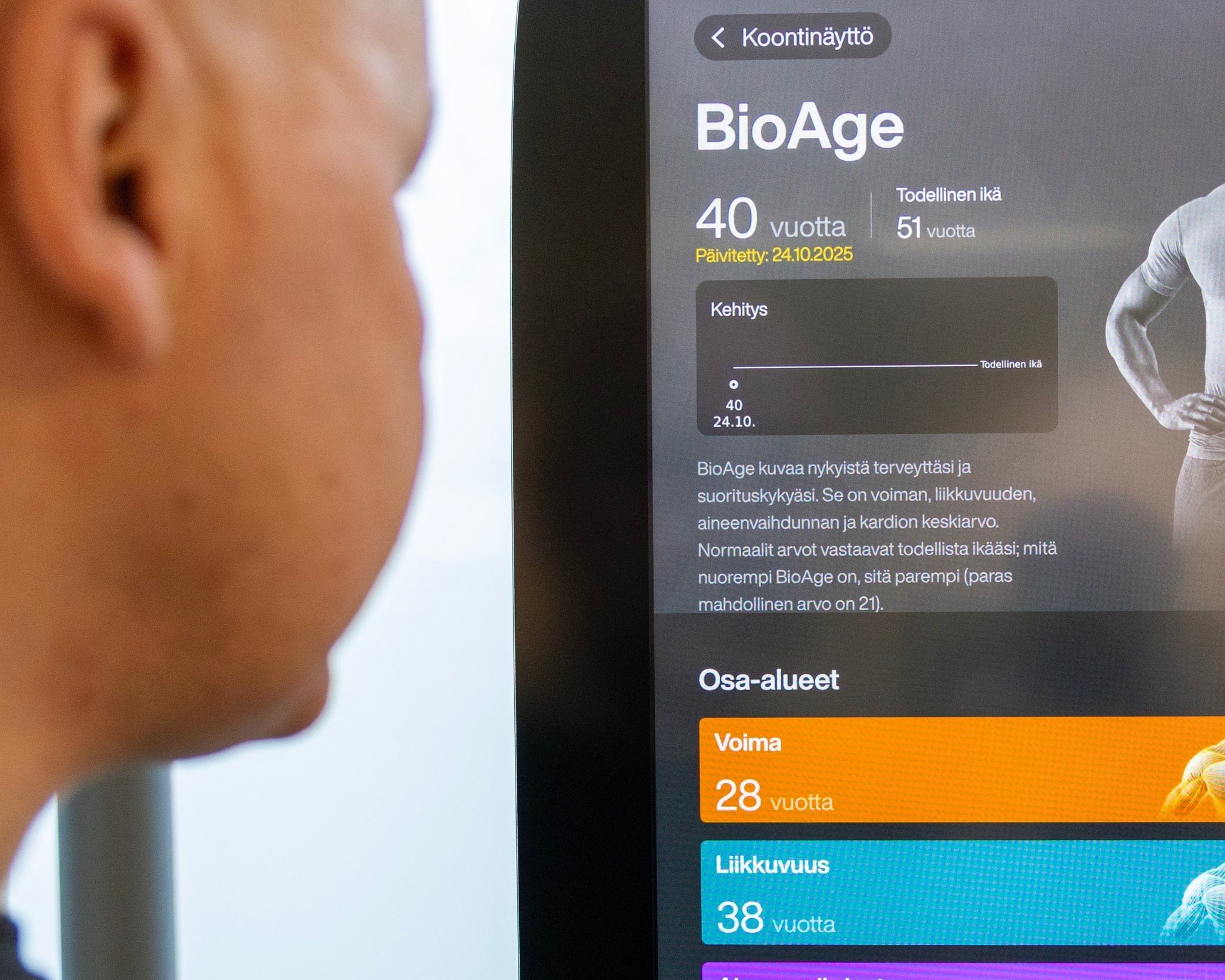 MyHubin asiakas tarkastelemassa bio-ikänsä tuloksia