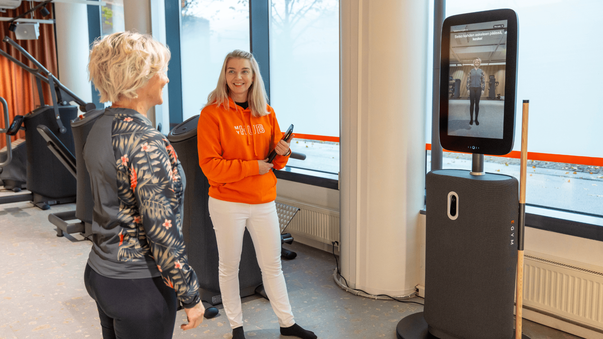 MyHubin Hosti ja asiakas Hubilla tutustumassa tuloksiin