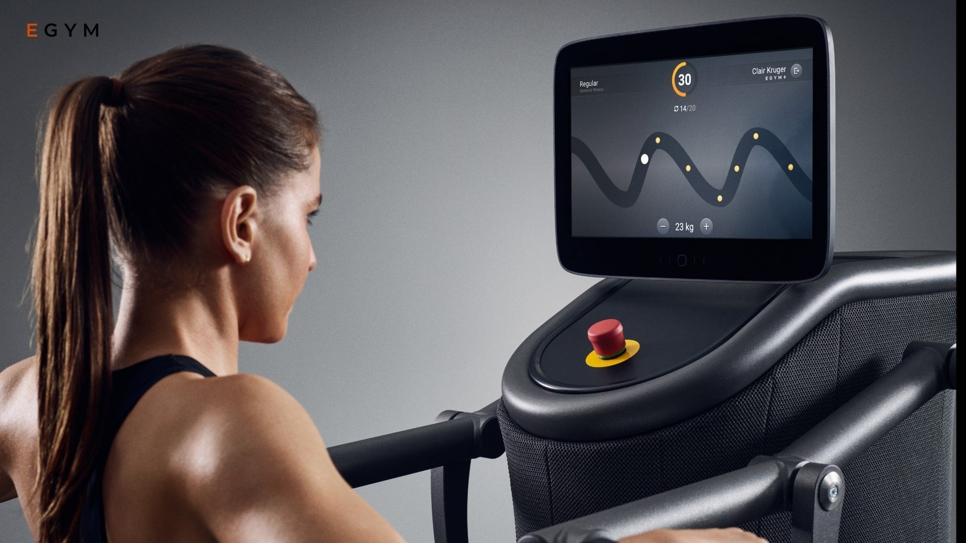 Nainen treenaamassa EGYM laitteella