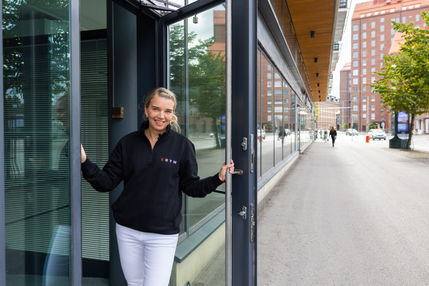 Maija Kiljunen suomen ensimmäisen MyHubin ovella Hietalahdenrannassa
