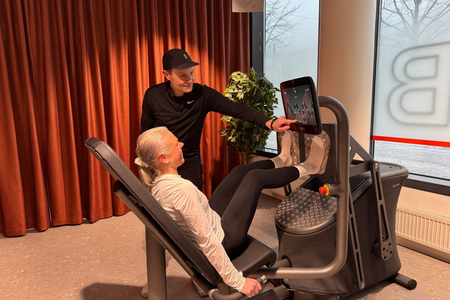 Lauri ja Taru Palsa tekemässä voimaharjoittelua jalkaprässilaitteella MyHubilla Hietalahdenrannassa