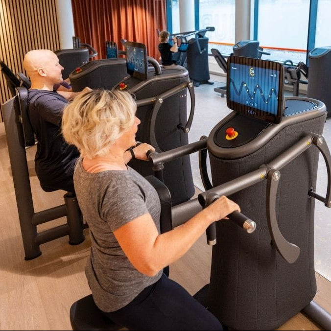 Asiakkaat treenaamassa EGYM-laitteilla MyHubilla