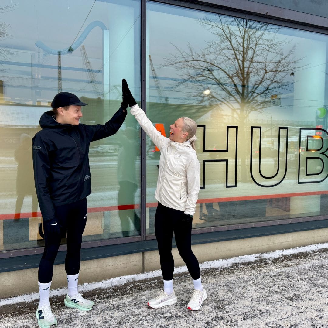 Taru ja Lauri Palsa lyövät kädet yhteen MyHubin edessä.