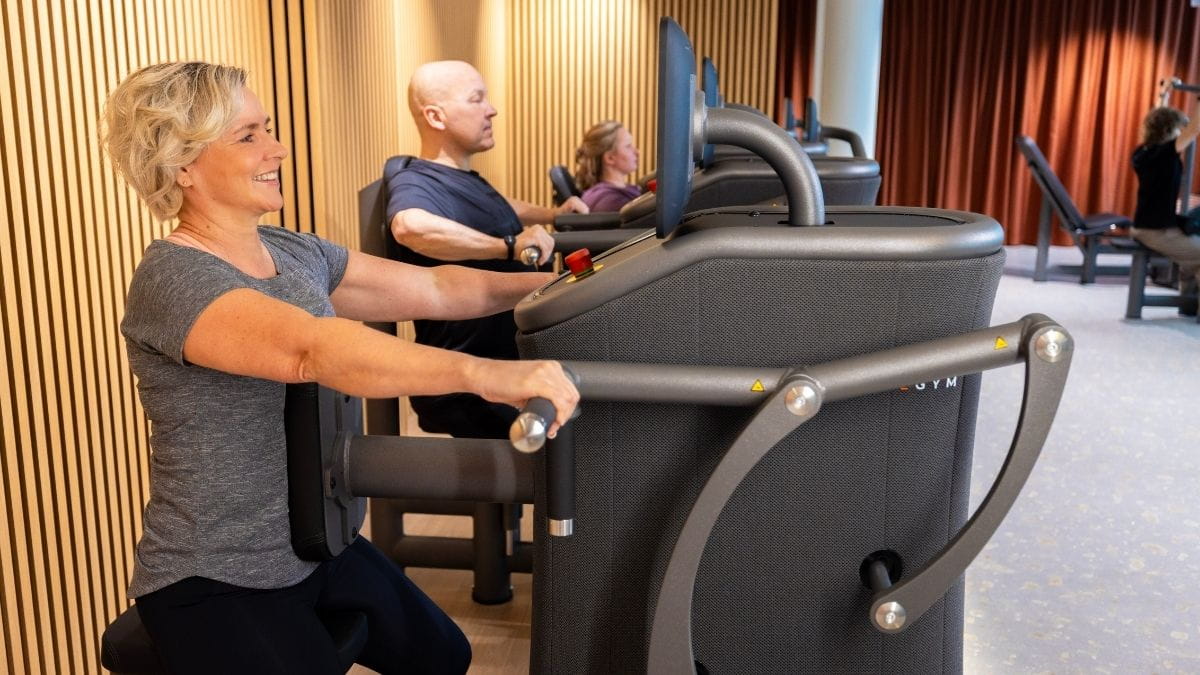 MyHubin asiakkaat treenaamassa EGYM-laitteilla Hietalahdenrannassa.