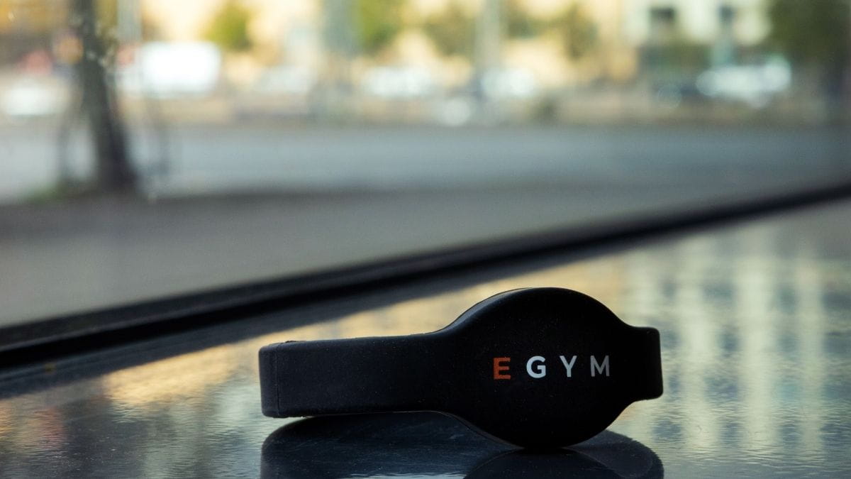 EGYM-ranneke MyHub ikkunalaudalla Hietalahdenrannassa